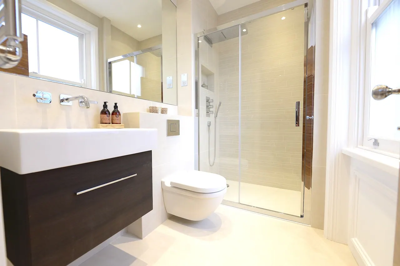 En-suite shower room in dark timber and stone