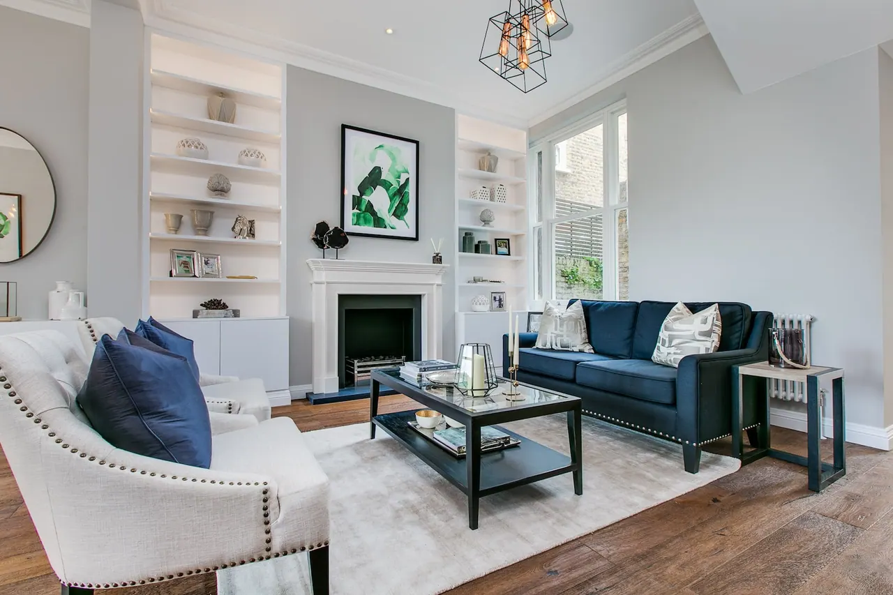 Reception room with retained fireplace and alcove joinery