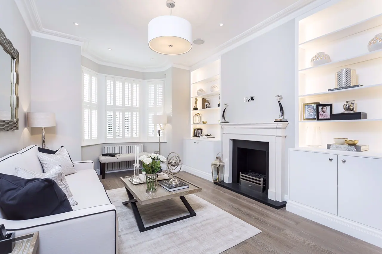 Bedroom in the front bay