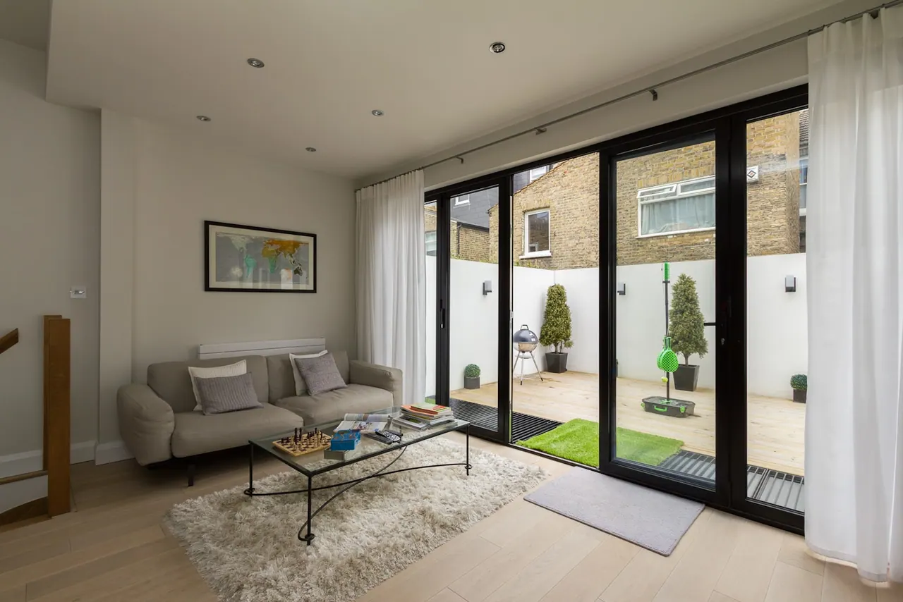 Living space opening onto the courtyard